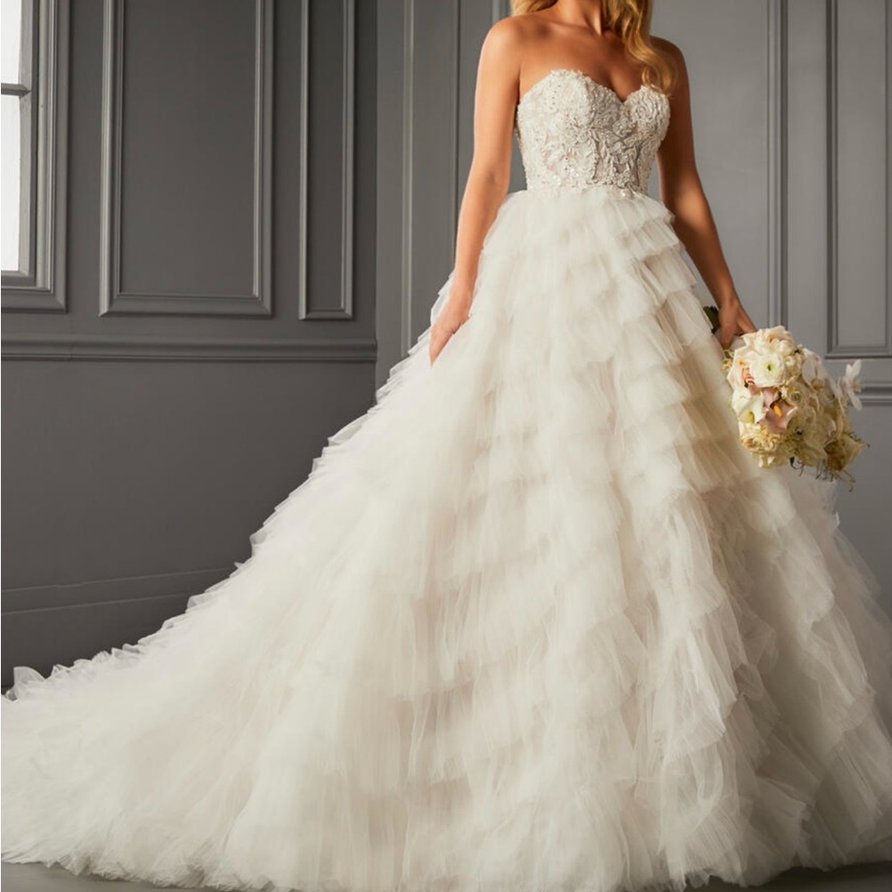 Elegant Strapless Wedding Gown